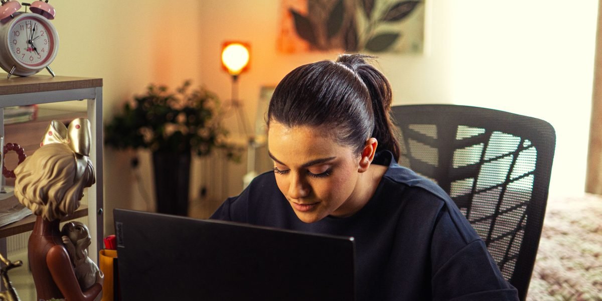 A person effectively managing professional tasks alongside personal commitments, symbolizing the flexibility of a part-time BI developer role.