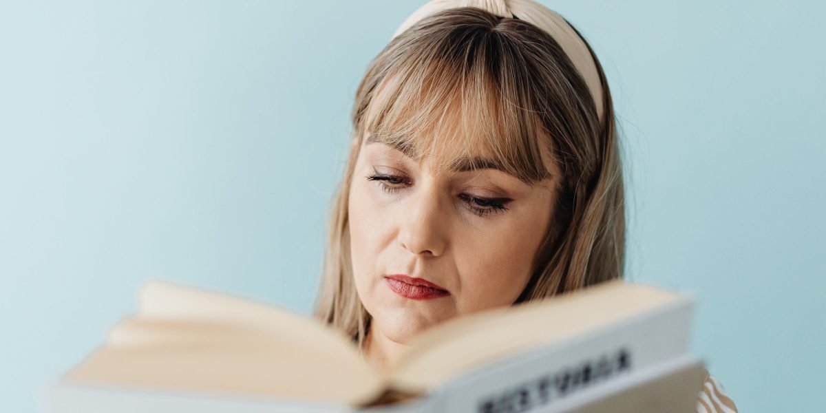 A person actively learning and understanding complex concepts with focused attention.