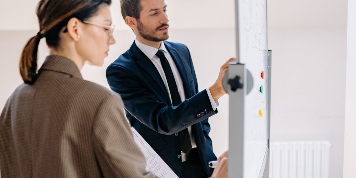 Teams navigate complex projects by leveraging collaborative planning and strategic thinking.