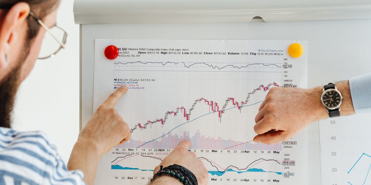 A team collaborates to analyze data and identify bottlenecks, essential for performance optimization.